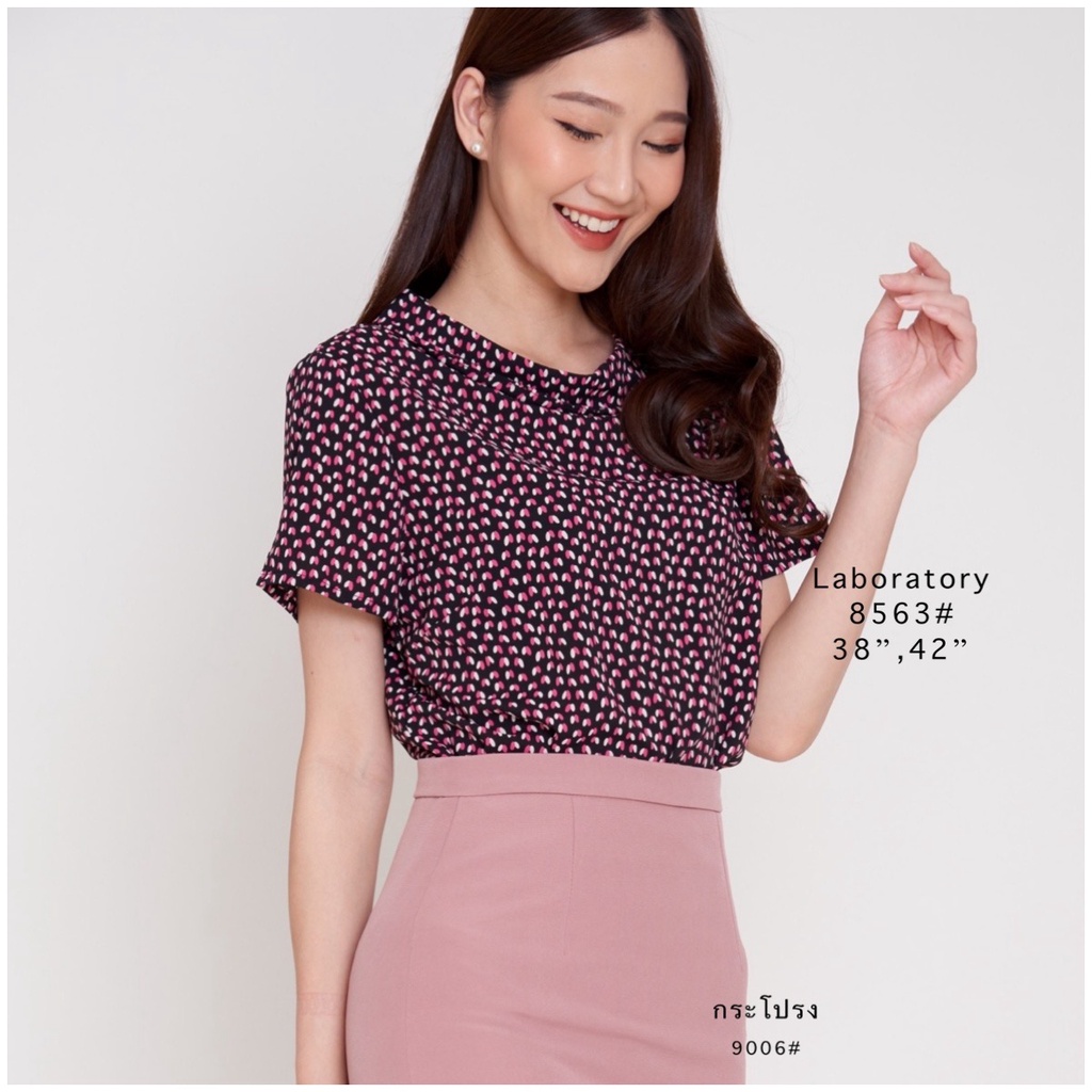 Laboratory เสื้อทรงคอเฉียง ผ้าพิมพ์ลาย แขนสั้น 8637-1