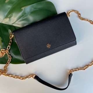 6,090฿  Tory burch emerson chain wallet ใบนี้ดีงามมากค่ะ ขนาดกำลังดี มีช่องใส่บัตรเยอะมาก สะพายสวยๆก็ได้ ถอดสายได้