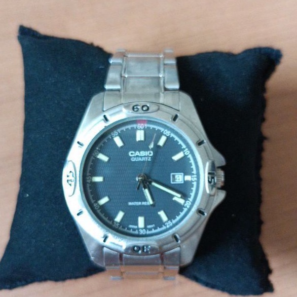 นาฬิกาแบรนด์เนม casio หน้าปัดสีดำช่องวันที่ ตัวเรือนสีเงินสายสแตนเลสสีเงิน ของแท้มือสองสภาพสวย