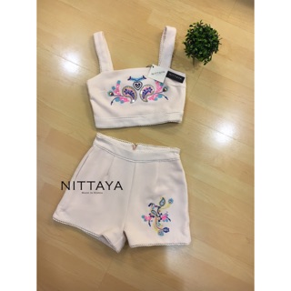 Set เสื้อครอปสายตะเกียบสีขาวปักเหลื่อม ลายดอกไม้ + กางเกง Nittaya