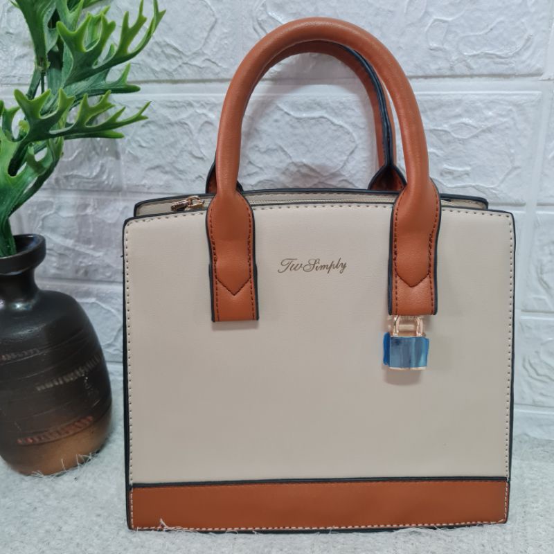 กระเป๋าถือ TW Simply กว้าง 9.5 สูง 8 ก้น 4 นิ้ว ราคา 350 บาท ส่งฟรี