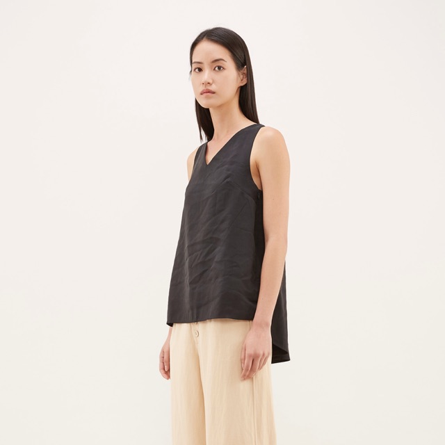 The editor’s market KOSIE BACK-PLEATED Top เสื้อแขนกุดแฟชั่น