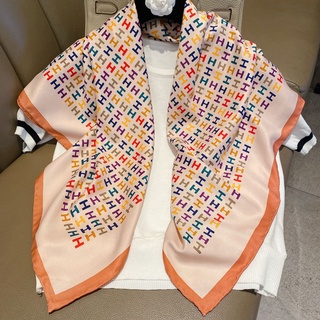HANDMADE ผ้าพันคอผ้าไหมพิมพ์ลายตัวอักษร H ขนาด 90X90 ซม .