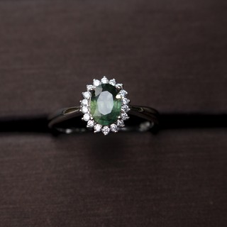 แหวนพลอยเขียวส่องจันทบุรี (Green Sapphire) เรือนเงินแท้92.5% ชุบทองคำขาว ล้อมด้วยเพชรCZเกรดสวยพิเศษ ไซส์นิ้ว 54 หรือ เบอ