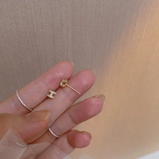 เครื่องประดับ ต่างหูสตั๊ด เหล็กไทเทเนียม รูปตัวอักษร ประดับเพชร สีเงิน สีทอง แฟชั่นสําหรับผู้หญิง