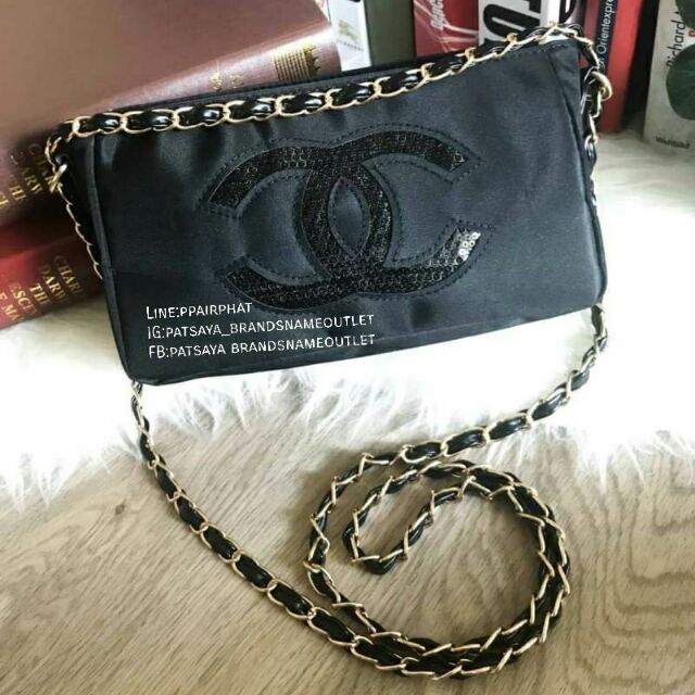 รุ่นใหม่ Chanel Cosmetic Cluth Bag With Chain กระเป๋าถือหรือสะพายพรีเมี่ยมเเท้💯 จาก Chanel Cosmetic Counter VIP Gift