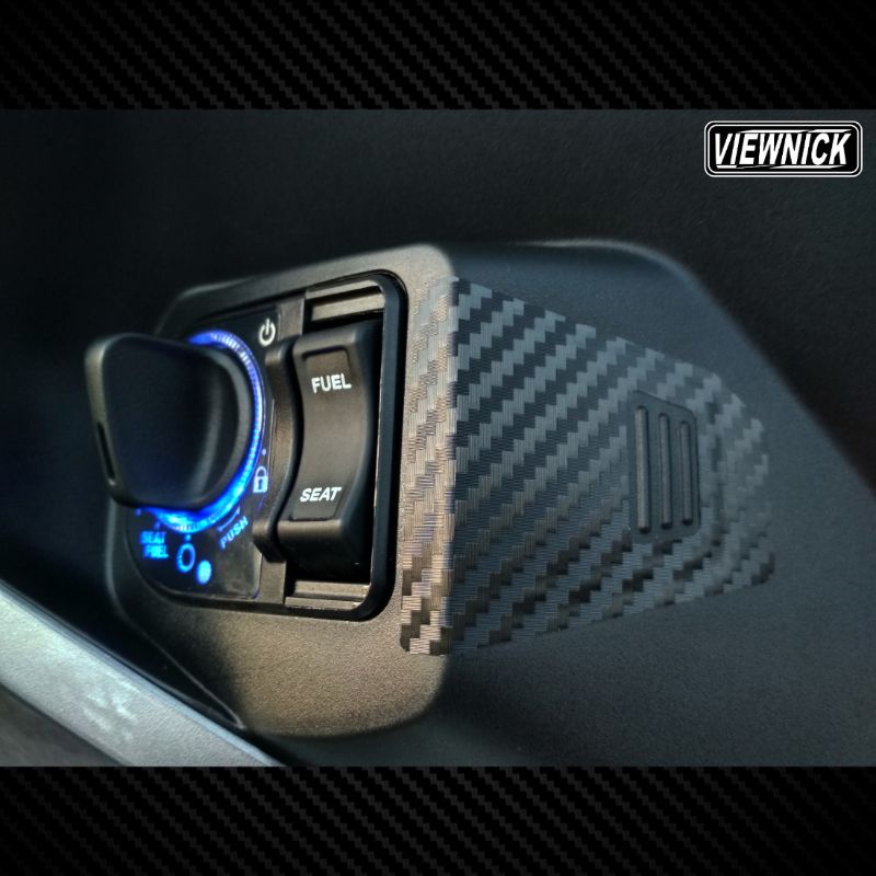ADV 160 & ADV 150 : สติ๊กเกอร์​ฝาปิดช่องกุญแจเปิดเบาะฉุกเฉิน Kevlar 3D [Gen 1]