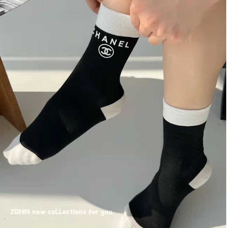 2021 ต้นฤดูใบไม้ร่วงใหม่ อิน สไตล์กีฬาถุงเท้าตัวอักษรสีดําและสีขาว