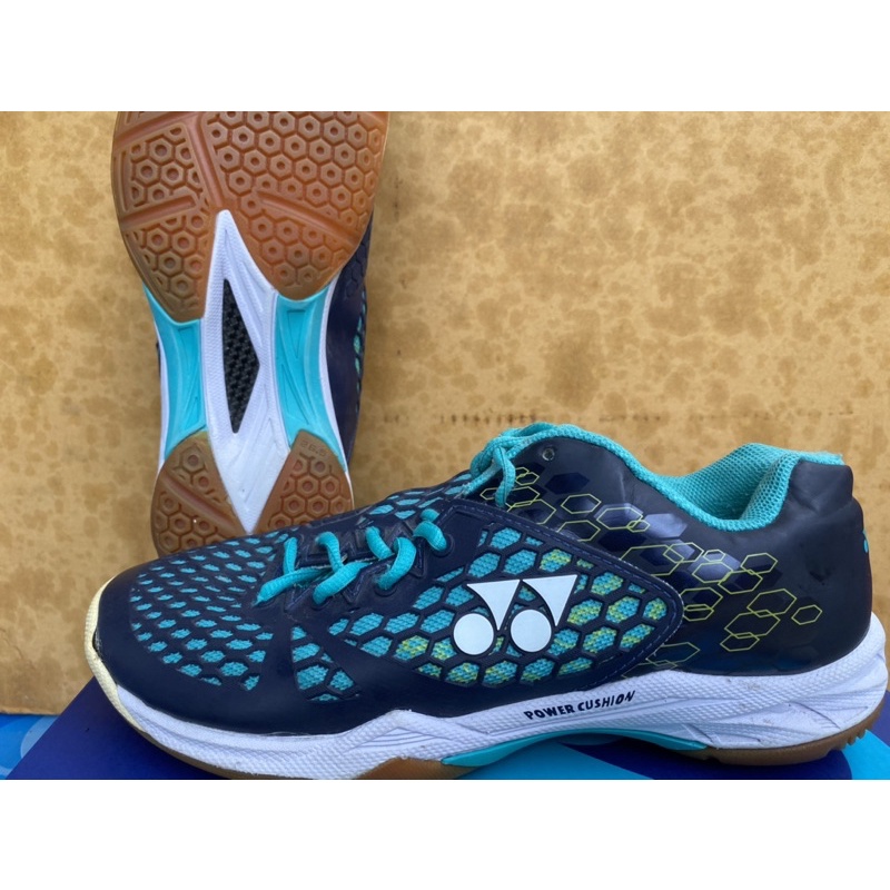 yonex โยเน็กรองเท้าแบตมินตัน มือสอง  เบอร์ 41 ยาว 26.5 รองเท้ากีฬาในร่ม แท้ 100%