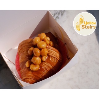 ครัวซองต์แมคคาเดเมียคาราเมล (Macadamia Caramel Croissant) เนยฝรั่งเศส AOP