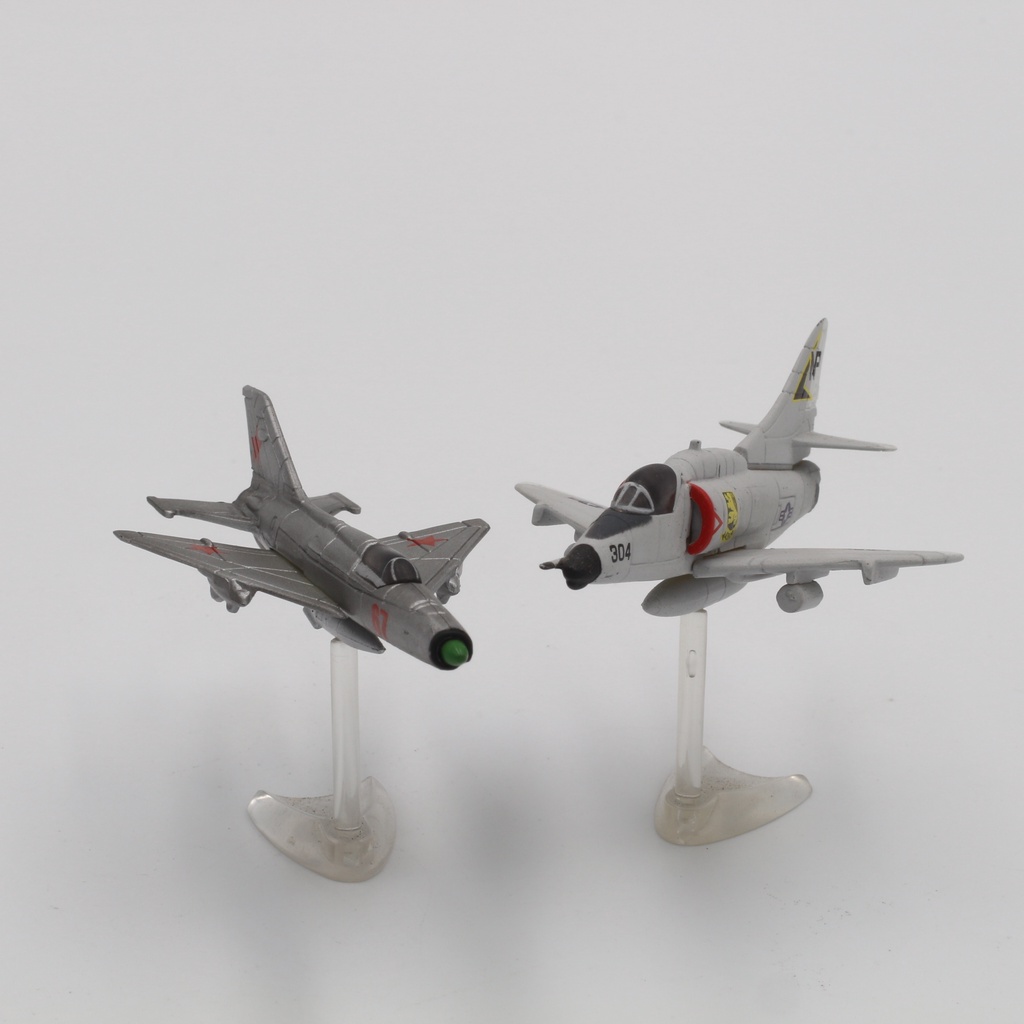 กาชาปอง เครื่องบินจำลอง MiG-21PF และ A-4E/F Skyhawk (พลาสติก)