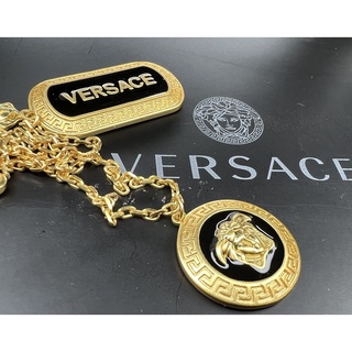 Versace สร้อยคอโลหะสีดําพร้อมจี้แท็กแท็กสุนัขและเมดูซ่า