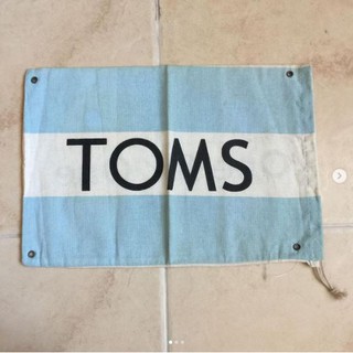 ถุงรองเท้า ถุงผ้า แบรนด์ TOMS ของแท้ สีครีม มาพร้อมลายของแบรนด์ ส่งต่อราคาถูก ใครได้ไป คุ้มค่าแน่นอน ของใหม่ มือ 1