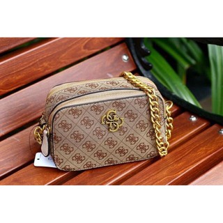💖🌈GUESS NOELLE CROSSBODY CAMERA BAG กระเป๋าสะพาย Crossbody รุ่นยอดนิยมหนังเรียบ และ หนังลาย Signature แบรนด์รอบใบ