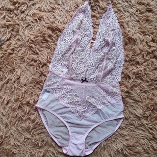 Kyra Bodysuit ลูกไม้ทั้งตัว สีชมพูหวาน ๆ ดิ้นทอง หรูหรามาก คล้องคอ เปิดหลัง แบบสวม ซีทรู