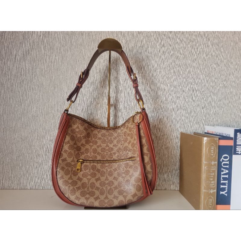 Coach รุ่น Sutton Hobo In Signature Canvas สี Tan