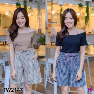 (2147) Set 2 ชิ้น เสื้อยืดทรงปาดไหล่แขนสั้น กับกางเกงขาสั้นลายสก็อต