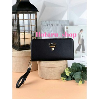 Lyn Wristlet Wallet กระเป๋าเงินซิปรอบใบยาว วัสดุหนังลายsafiano ด้านหน้ามีโลโก้แบรนด์สีทองสวยหรู