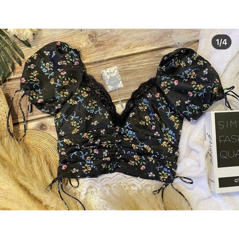 New in pack เสื้อครอปผ้าสีดำ ลายลูกไม้ จากร้าน lalamer