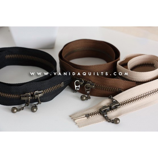 ซิปญี่ปุ่น YKK เบอร์ 5 ฟันโลหะ ทองเหลืองรมดำ พร้อมหัวซิปกลม 2 หัว 50 ซม. (20นิ้ว)