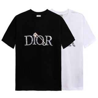 [พร้อมส่ง] Dio เสื้อยืดผ้าฝ้าย แขนสั้น ปักลายสามมิติ หรูหรา แฟชั่นสําหรับคู่รัก
S-5XL