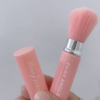 แปรงปัดแก้มพีช Honey peach Fairy Angelขนแปรงนุ่มละเอียดเป็นพิเศษ ไม่ระคายเคืองผิว ใช้ง่ายด้ามจับถนัดมือแปรงปัดแก้มสีชมพู