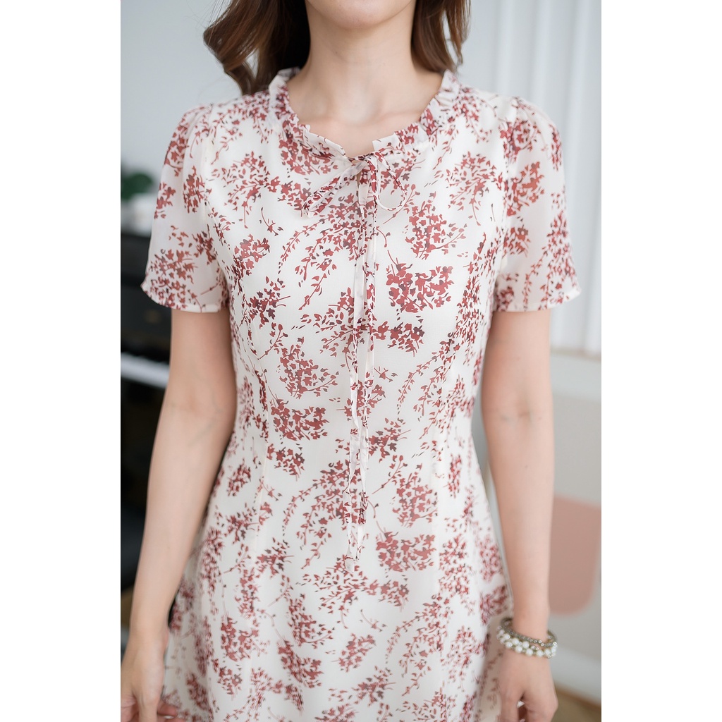 เดรสชีฟองทรงสวยเรียบ สวยคลาสสิคใส่ได้ทุกวัน ลายผ้าสวย มีดีเทลจับจับช่วงคอผูกโบว์ แพทเทิร์นตีเกล็ดระบายหางปลา - รูปที่ 5