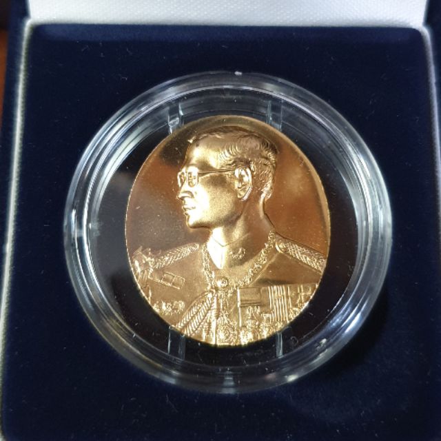 เหรียญฮูกานิน ฉลองสิริราชสมบัติ ครบ50 ปีเนื้อบรอนซ ์โรงกษาปณ์ ฮูกานิน ประเทศสวิทเซอร์แลนด์ เลขโค้ดขอบเหรียญทุกเหรียญ