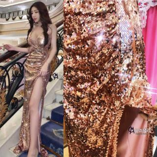 เดรสเลื่อม สายเดี่ยว  สีทอง ผ่าข้างสวยหรูหราลังการมากๆค่ะ