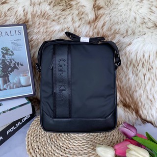 กระเป๋าสะพาย  CROSSBODY BAG วัสดุ Polyester 100% คุณภาพดีเนื้อหนา ด้านหน้ามีโลโก้ พร้อมช่องซิปหลัก 1ช่อง