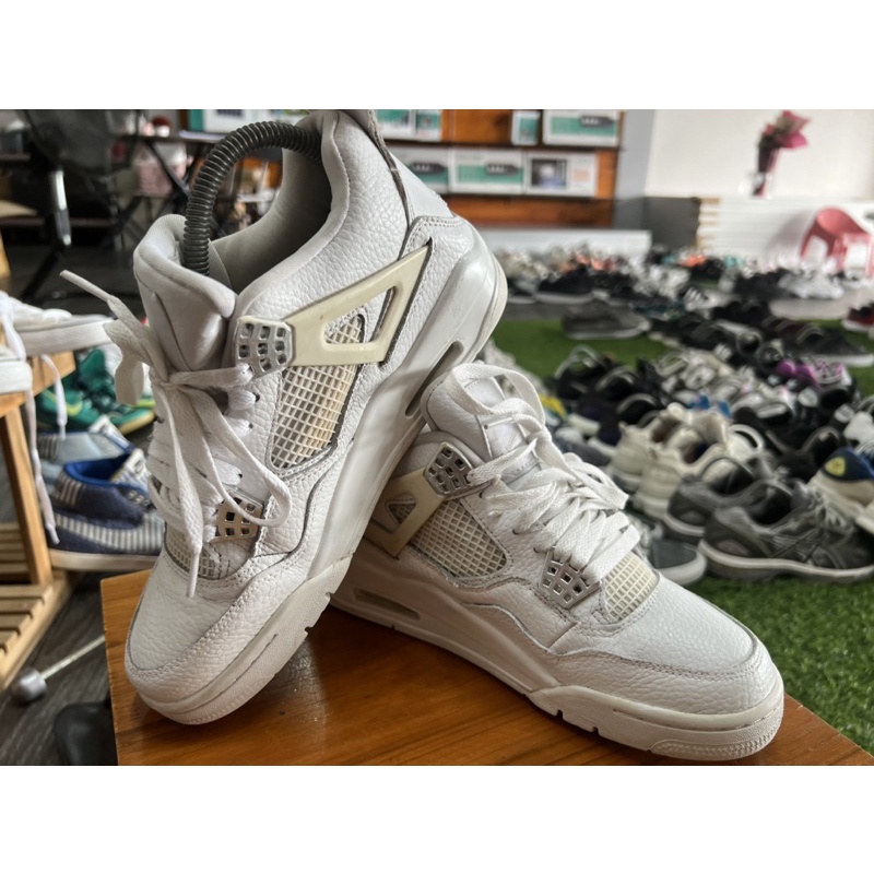 รองเท้าบาสมือสองของแท้ Nike air Jordan 4 สีขาวล้วน เบอร์ 40 ยาว 25 ซม.