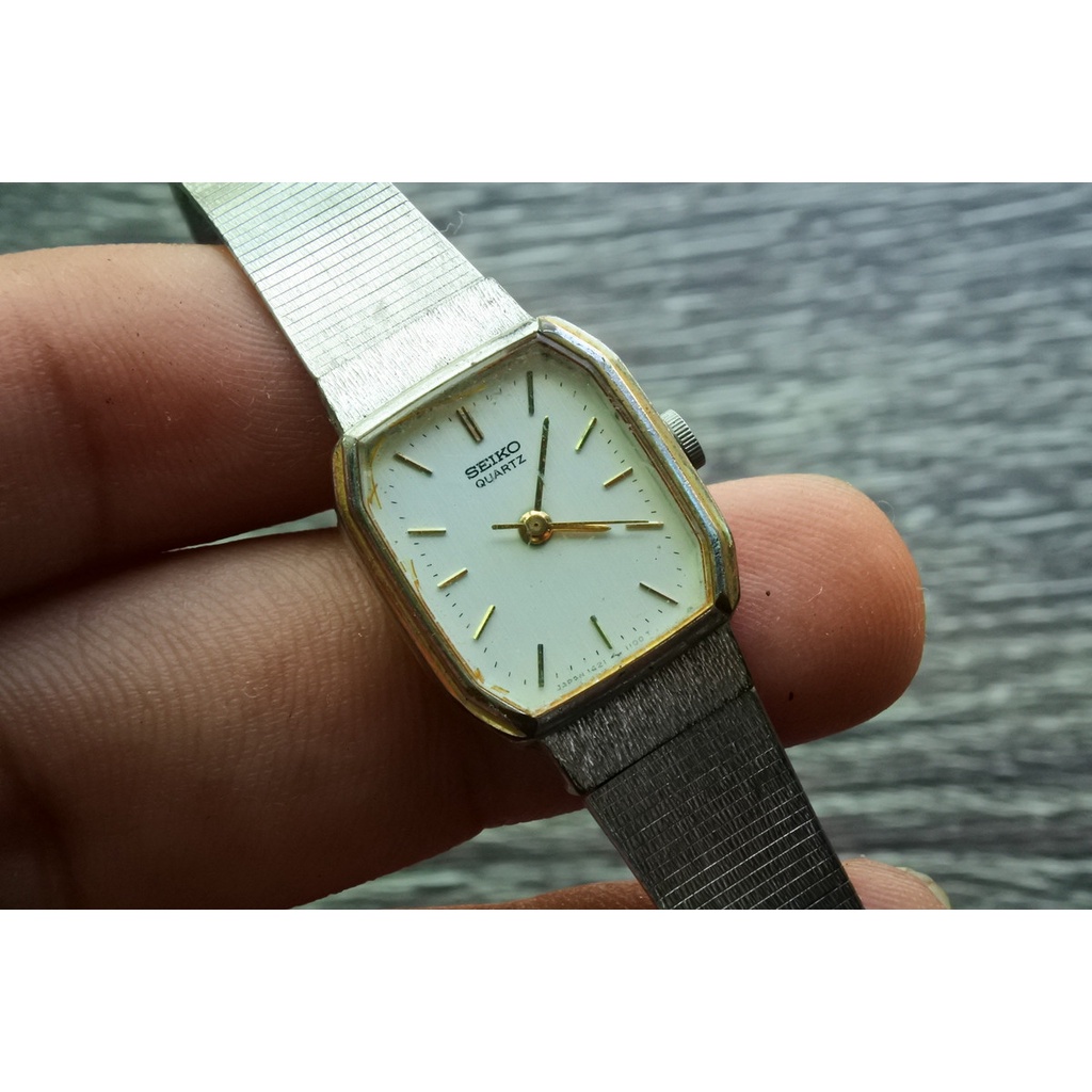 นาฬิกา Vintage มือสองญี่ปุ่น SEIKO ชุบทอง ระบบ Quartz ผู้หญิง ทรงสี่เหลี่ยม กรอบเงิน หน้าเงิน หน้าปัด 18mm