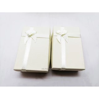 กล่องใส่เครื่องประดับ 12ใบ ขนาด 5x8x2.5cm สำหรับใส่ สร้อย แหวน ต่างหู วัสดุกระดาษ สีครีม ภายฟองน้ำบุกำมะหยี่สีดำ มีโบว์