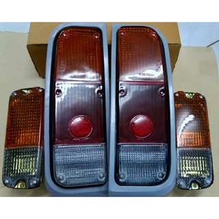 ไฟท้าย+ไฟหรี่หน้า โตโยต้า toyota RN20 RN25 RN27 Hilux ไฮลักซ์ ปี 1972-1978 พร้อมชุดปลั๊ก (ทั้งหมด 4ชิ้น)