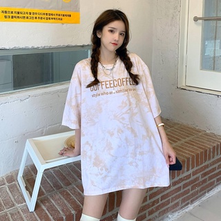 Luna shop🍑เสื้อผ้าเกาหลี🍒Oversizeเสื้อยืดมัดย้อมพิมพ์ลายตัวอักษรสไตล์เกาหลีลำลองทรงหลวมแมทช์ลุคง่าย🚚พร้อมส่งจากกทม มาถึงใน 3-5 วัน