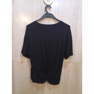 เสื้อยืดสีดำมีดีเทลตรงชายเสื้อ