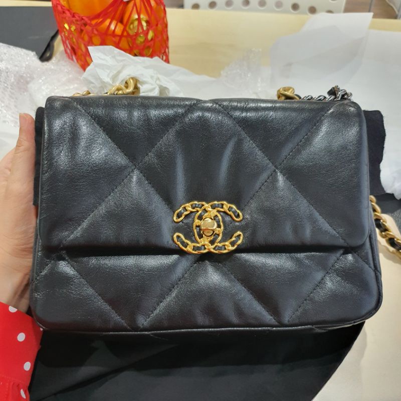 chanel 19 26 cm black goat skin