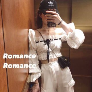 Romance crop top แชทก่อนซื้อค่ะ