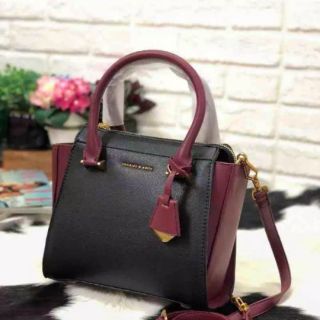 Charles&amp; Keith Top Handle Trapeze Bag แท้