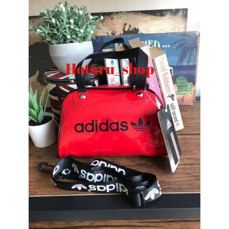 Adidas mini sholuder Bag กระเป๋าถือหรือสะพายข้างขนาดมินิ วัสดุหนังเคลือบแก้วดูหรู