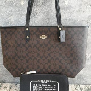 COACH REVERSIBLE CITY TOTE IN SIGNATURE 
(COACH F36658) 

รุ่นกลับด้าน รุ่นนี้จะใช้ได้ 2 ด้าน 2