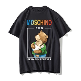 เสื้อยืดผู้ชาย เสื้อผ้าคุณภาพสูง Moschino Fun แม่ลูกหมี ภาพการ์ตูน การพิมพ์ตัวอักษร เสื้อยืดคอกลมแขนสั้นหลวมสามารถปรับแต