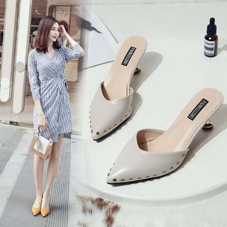 รองเท้าส้นสูงปักหมุดรอบด้านข้าง ส้นรูปหัวใจ KRG165