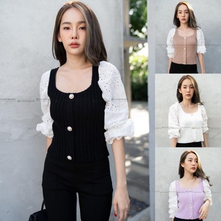 Vshop เสื้อไหมพรมร่องใหญ่ สไตล์เกาหลี ต่อด้วยแขนผ้าฉลุ แต่งไข่มุขหน้า  ปลายจั๊มแขน งานน่ารักมากๆ