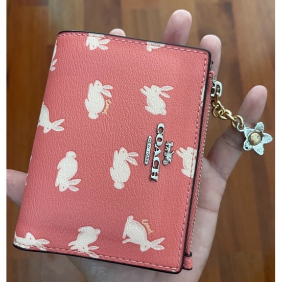 ❌SOLD OUT❌ กระเป๋าสตางค์ใบสั้น สีชมพู ลายกระต่าย 2 พับ (COACH 91200)
