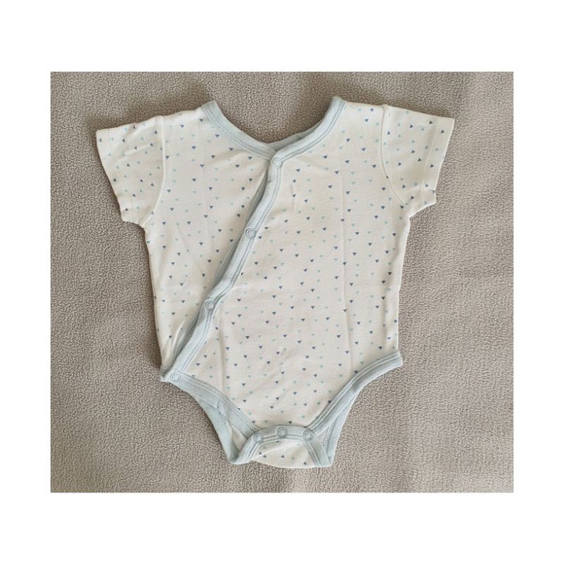 เสื้อผ้าเด็กมือสอง baby lovett บอดี้สูท 3-6 เดือน พื้นขาว ขอบสีฟ้า ลายสามเหลี่ยมสีฟ้าและสีน้ำเงิน ผ้าคอตต้อนนิ่ม