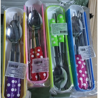 ชุดช้อนส้อมตะเกียบสแตนเลสพร้อมกล่องพลาสติกแบบพกพา ลายจุดขาว  (BB339)