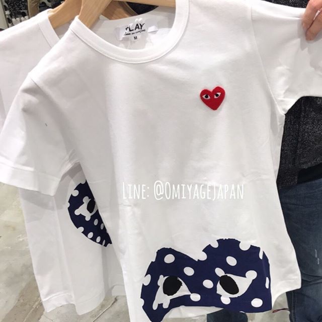 เสื้อยืดแขนสั้นสีขาวลายจุดหัวใจปลายเสื้อ Play COMME des GARCONS