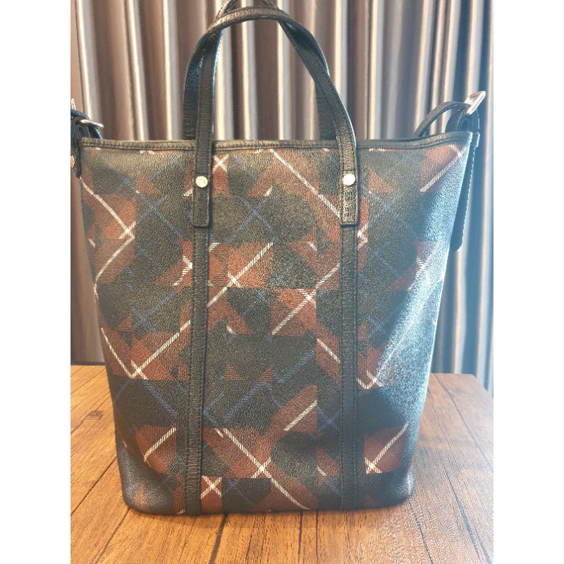 กระเป๋ามือสอง ยี่ห้อ Daks london ลายกรมน้ำตาล ถือได้สะพายได้ค่ะ