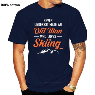 เสื้อยืดคอกลม พิมพ์ลาย Never Underestimate An Old Man Who Loves Skiings สไตล์ใหม่ สําหรับผู้ชายS-5XL